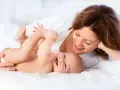 Szczęśliwy maluch i mama. Dyskusja o szczepionkach na NFZ czy skojarzone na forum rodziców.
