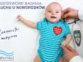 Psh, co to za badanie? Noworodek w niebieskim body przechodzi badanie słuchu. Na piersi ma serduszko WOŚP.