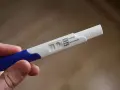 Dwa paski na teście ciążowym wskazują na przyrost beta hcg.