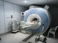 Pacjentka leży w aparacie do rezonansu magnetycznego. Badanie rezonansem w ciąży jest bezpieczne i pozwala na dokładną diagnostykę.