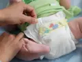 Jak zakładać pampersa krok po kroku? Prosty poradnik dla rodziców