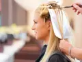 Fryzjerka robi pasemka blondynce. Czy w ciąży można farbować włosy? To pytanie zadaje sobie wiele kobiet.
