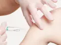 Ręka w rękawiczce medycznej podaje zastrzyk. To szczepienie na tężec, ważna profilaktyka zdrowotna.