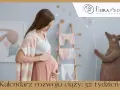 Jestem w ciąży, w 32 tygodniu. Delikatnie dotykam brzucha w pokoju dziecięcym z pluszowym misiem i ubrankami.