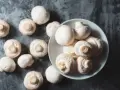 Świeże pieczarki na talerzu. Czy roczne dziecko może jeść pieczarki? To pytanie nurtuje wielu rodziców.