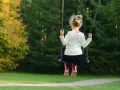 Ile godzin pracuje opiekunka w żłobku? Normy i praktyka