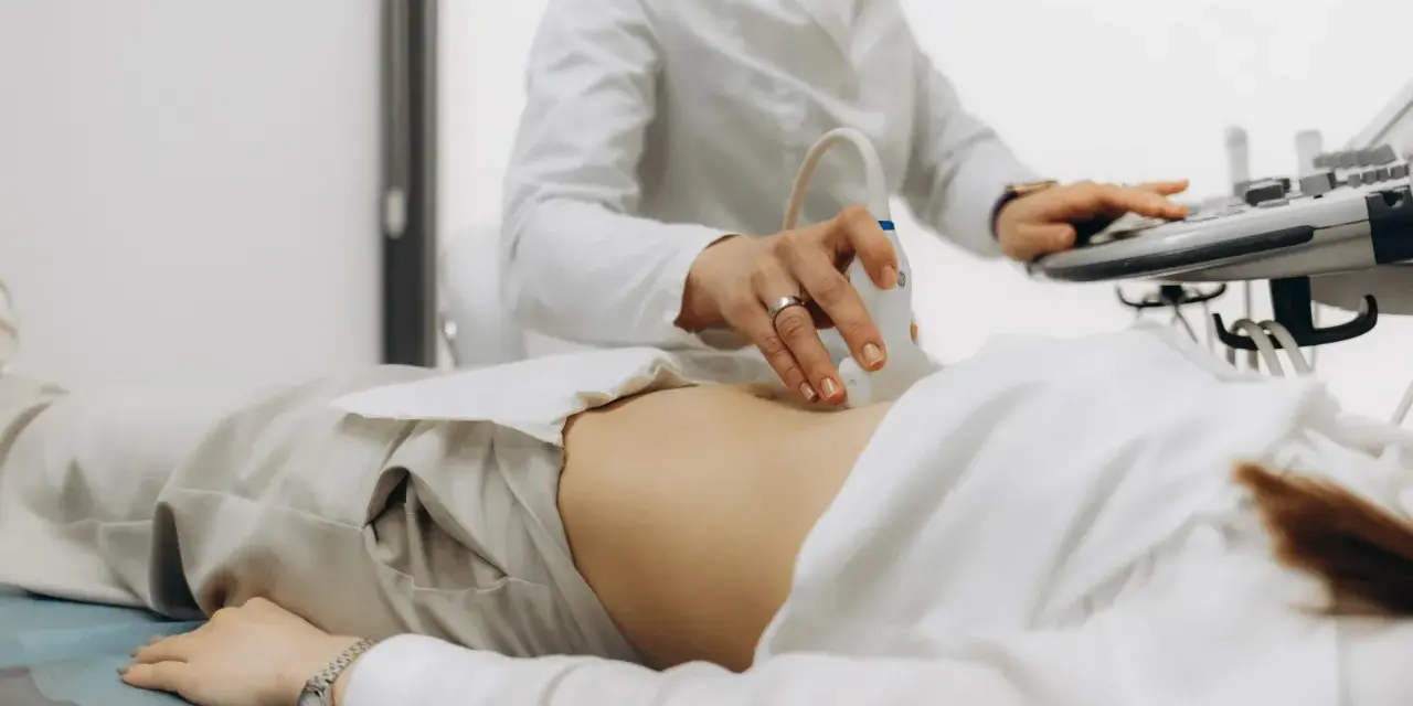 Lekarz wykonuje badanie USG 3D w 12 tygodniu ciąży, aby sprawdzić płeć dziecka.