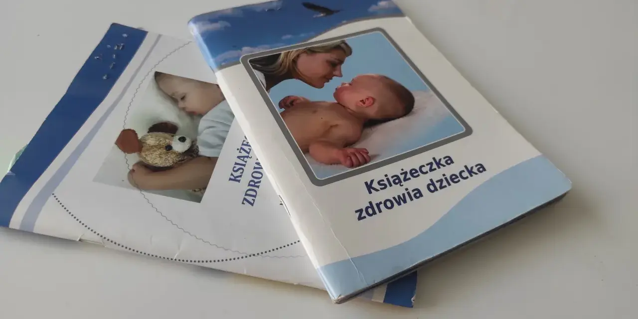 Książeczka zdrowia dziecka, ważna dla szczepienia 5 latka. Na okładce mama z niemowlakiem i śpiący maluch z misiem.
