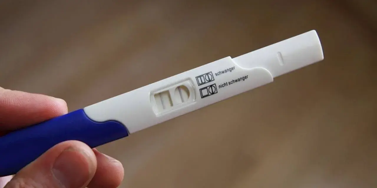 Dwa paski na teście ciążowym wskazują na przyrost beta hcg.