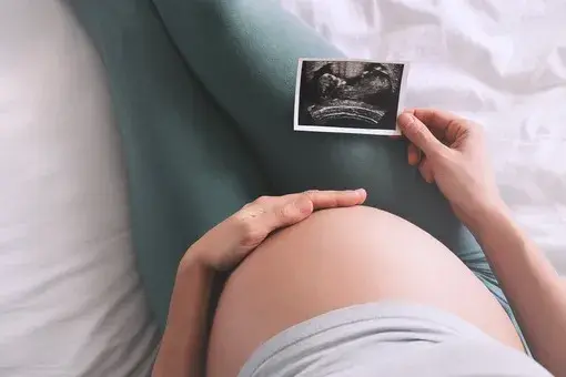 Sączące wody płodowe: Co robić? Ile czasu do porodu?