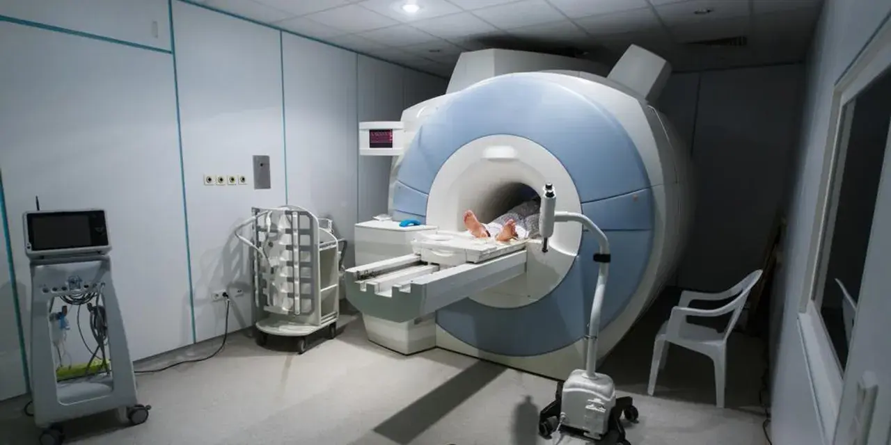 Pacjentka leży w aparacie do rezonansu magnetycznego. Badanie rezonansem w ciąży jest bezpieczne i pozwala na dokładną diagnostykę.