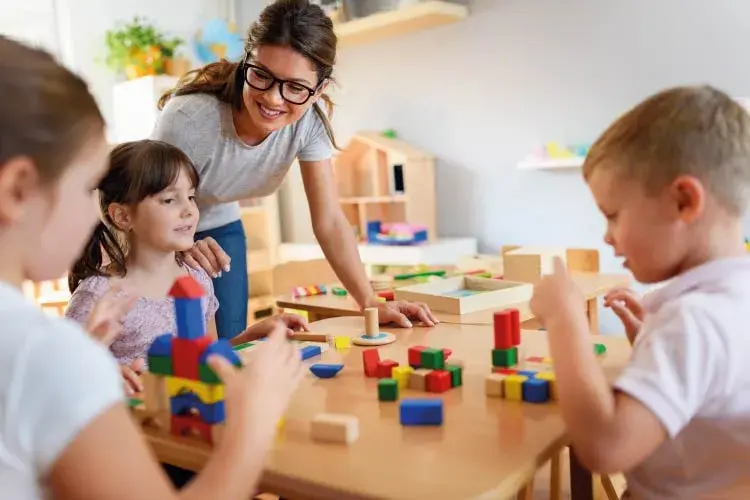 Stawki Niani 2025: Ile Kosztuje Opiekunka? Przewodnik