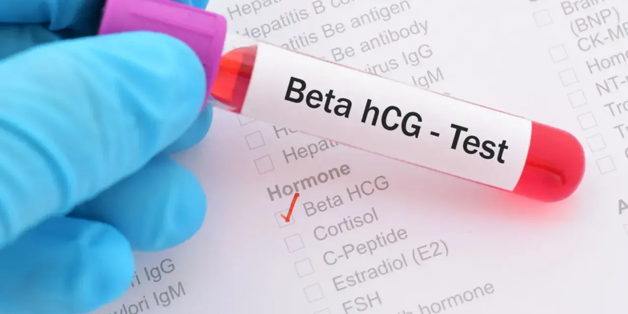Rękawiczka w niebieskiej rękawiczce trzyma probówkę z krwią do testu Beta hCG. Na formularzu zaznaczono "Beta HCG" w sekcji "Hormone".