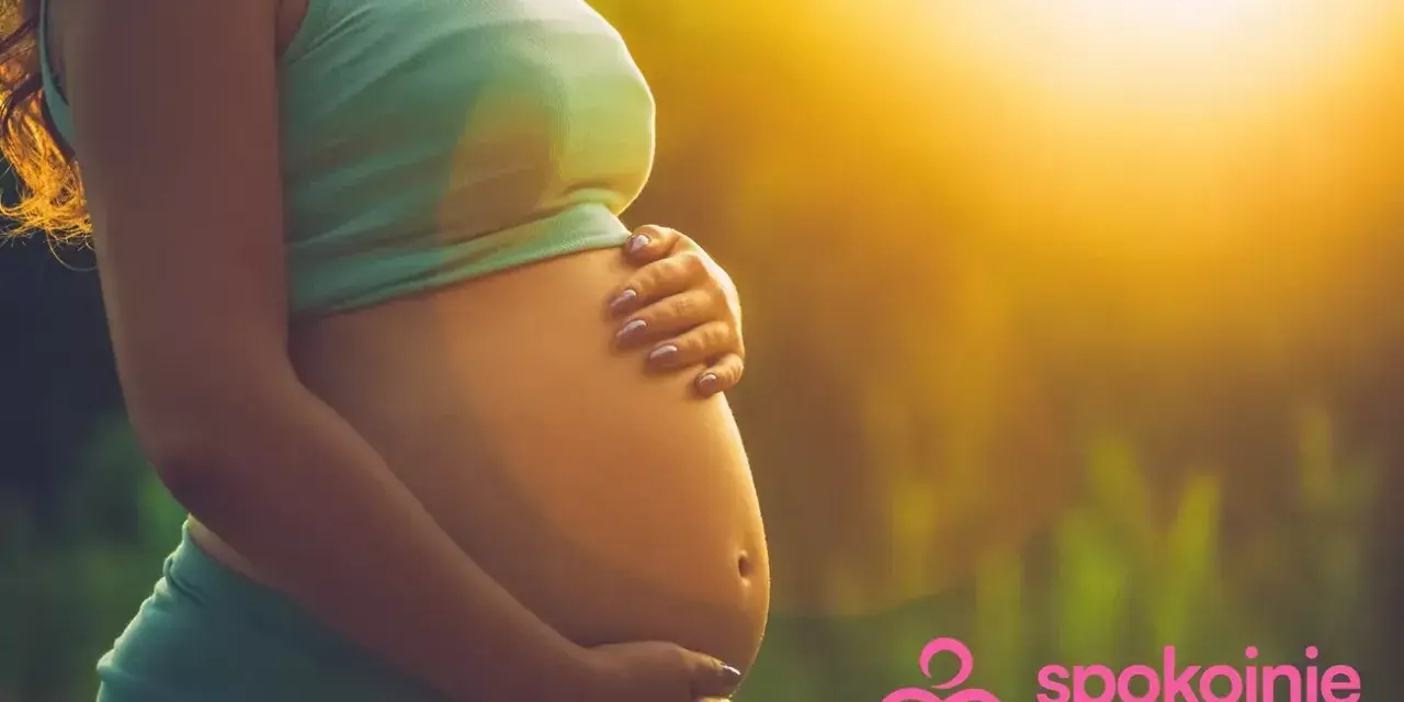 Brzuszek w 3 miesiącu ciąży, otulony ciepłym światłem. Ręce delikatnie go obejmują, symbolizując troskę i miłość.