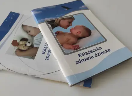 Książeczka zdrowia dziecka, ważna dla szczepienia 5 latka. Na okładce mama z niemowlakiem i śpiący maluch z misiem.