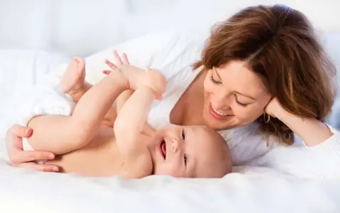 Szczęśliwy maluch i mama. Dyskusja o szczepionkach na NFZ czy skojarzone na forum rodziców.