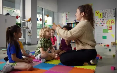 Ile opiekunek w przedszkolu? Poznaj normy prawne i praktyczne wytyczne