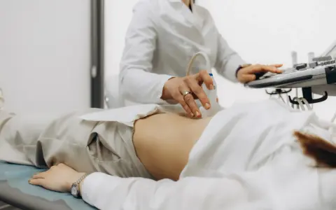 Lekarz wykonuje badanie USG 3D w 12 tygodniu ciąży, aby sprawdzić płeć dziecka.