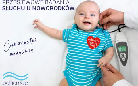 Psh, co to za badanie? Noworodek w niebieskim body przechodzi badanie słuchu. Na piersi ma serduszko WOŚP.