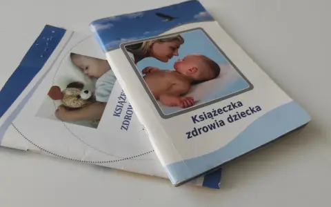 Książeczka zdrowia dziecka, ważna dla szczepienia 5 latka. Na okładce mama z niemowlakiem i śpiący maluch z misiem.