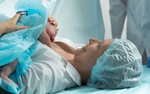 Cesarskie cięcie: ile trwa? Od operacji do rekonwalescencji