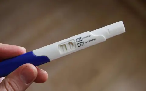 Dwa paski na teście ciążowym wskazują na przyrost beta hcg.