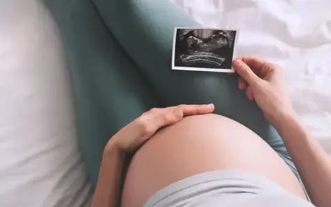 Sączące wody płodowe: Co robić? Ile czasu do porodu?