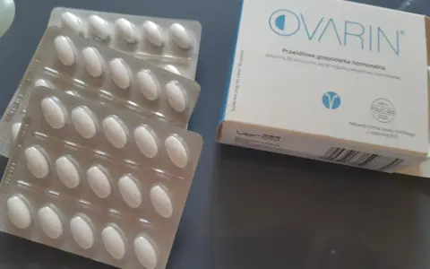 Opakowanie i blistry z tabletkami Ovarin. Witamina B6 wspiera gospodarkę hormonalną.