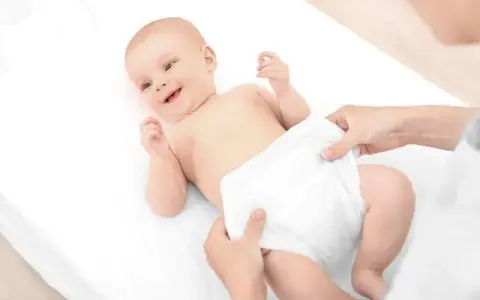 Czy budzić noworodka na zmianę pieluchy? Sprawdź, kiedy to konieczne