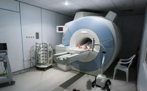 Pacjentka leży w aparacie do rezonansu magnetycznego. Badanie rezonansem w ciąży jest bezpieczne i pozwala na dokładną diagnostykę.
