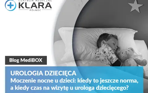 Chłopiec śpi z misiem. Czy chrapanie u dziecka to powód do niepokoju? Artykuł o moczeniu nocnym i wizytach u urologa dziecięcego.
