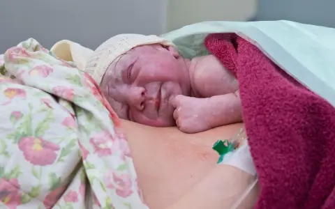 Nowe życie na piersi mamy. Pierwsze chwile po narodzinach to czas na kangurowanie i budowanie więzi.