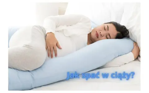 Kobieta w ciąży śpi na boku, podpierając brzuch poduszką. Dowiedz się, jak spać w ciąży, by czuć się komfortowo.