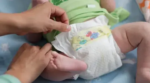 Jak zakładać pampersa krok po kroku? Prosty poradnik dla rodziców