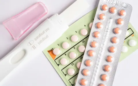 Test ciążowy i opakowania tabletek antykoncepcyjnych. Decyzja o odstawieniu tabletek antykoncepcyjnych może być trudna.