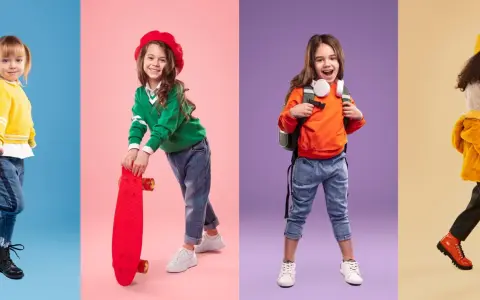 Cztery dziewczynki w modnych stylizacjach. Jedna w żółtym sweterku, druga z deskorolką, trzecia z plecakiem, czwarta w futrzanej kurtce. Rozmiar 80 jaki wiek?