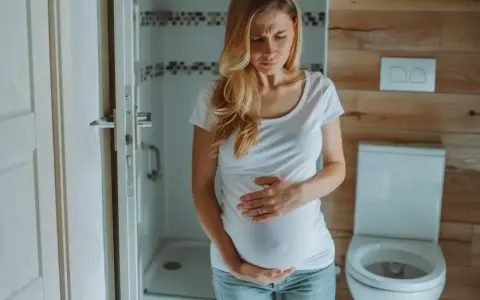 Kobieta w ciąży w 3 trymestrze odczuwa ból brzucha jak na okres.