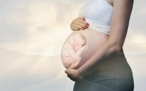 Sen śpiącego maleństwa w brzuchu mamy, piękny prezent dla świeżo upieczonej mamy.