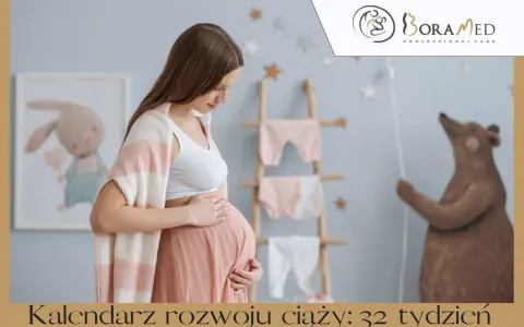 Jestem w ciąży, w 32 tygodniu. Delikatnie dotykam brzucha w pokoju dziecięcym z pluszowym misiem i ubrankami.