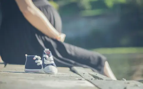 Ciąża to piękny stan. Czy można zwolnić kobietę w ciąży? Prawo chroni przyszłe mamy.