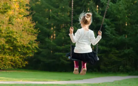 Ile godzin pracuje opiekunka w żłobku? Normy i praktyka