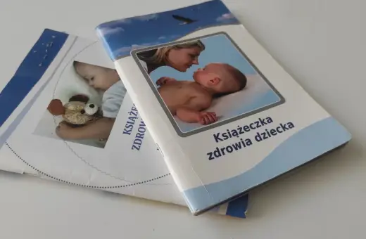 Książeczka zdrowia dziecka, ważna dla szczepienia 5 latka. Na okładce mama z niemowlakiem i śpiący maluch z misiem.