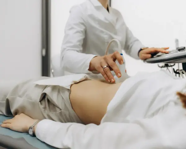 Lekarz wykonuje badanie USG 3D w 12 tygodniu ciąży, aby sprawdzić płeć dziecka.