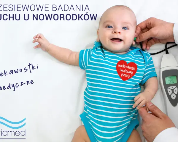 Psh, co to za badanie? Noworodek w niebieskim body przechodzi badanie słuchu. Na piersi ma serduszko WOŚP.