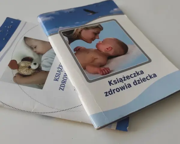 Książeczka zdrowia dziecka, ważna dla szczepienia 5 latka. Na okładce mama z niemowlakiem i śpiący maluch z misiem.