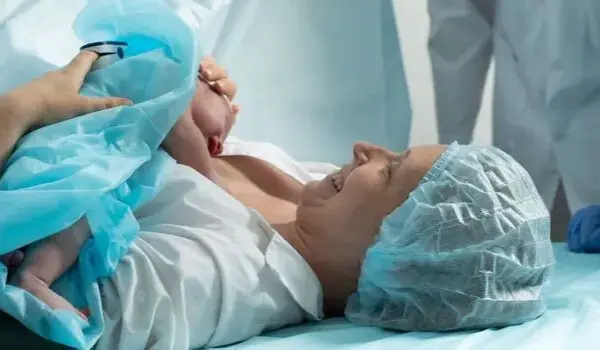 Cesarskie cięcie: ile trwa? Od operacji do rekonwalescencji