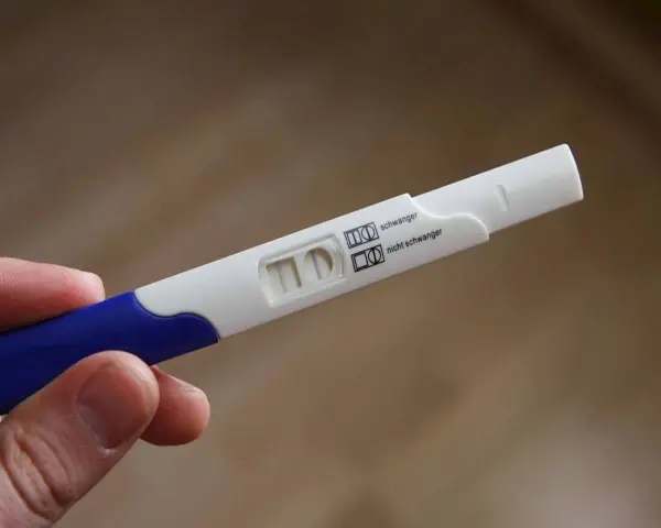 Dwa paski na teście ciążowym wskazują na przyrost beta hcg.