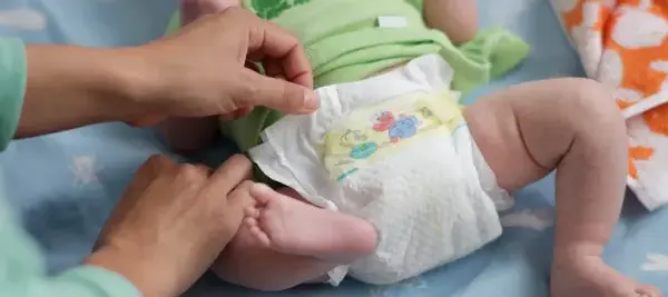 Jak zakładać pampersa krok po kroku? Prosty poradnik dla rodziców