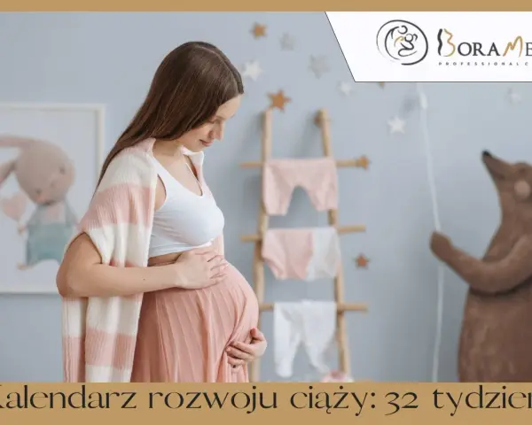 Jestem w ciąży, w 32 tygodniu. Delikatnie dotykam brzucha w pokoju dziecięcym z pluszowym misiem i ubrankami.