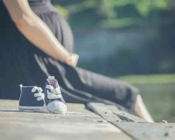 Ciąża to piękny stan. Czy można zwolnić kobietę w ciąży? Prawo chroni przyszłe mamy.